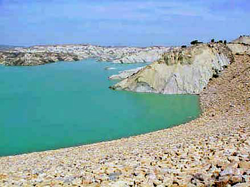 Foto vista del espaldón aguas arriba de la presa y del embalse