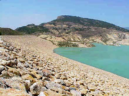 Foto vista del espaldón aguas arriba de la presa y del embalse