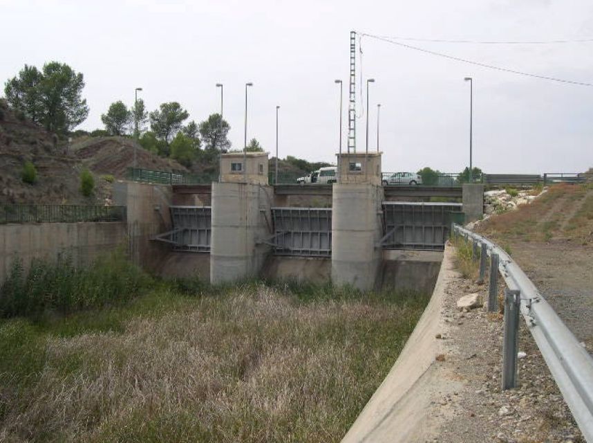 Vista del comienzo del canal aliviadero Argos-Quípar, presa desde aguas bajo.