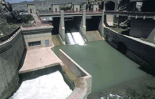 Vista desde aguas debajo de la presa (azud) de Ojós, donde se puede apreciar el inicio del canal principal de la margen derecha