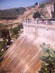 Presa antes del recrecimiento