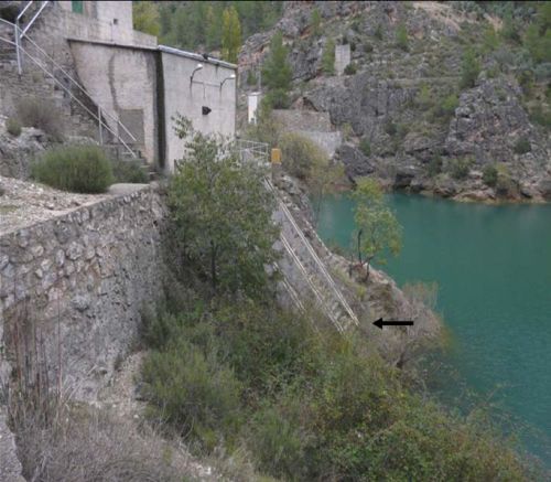 Toma en la presa del canal-túnel que transporta el agua a la central hidroeléctrica de Miller