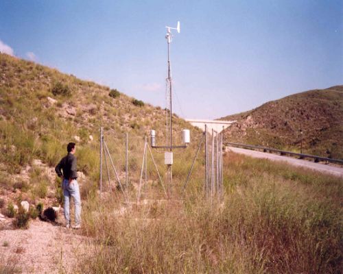 Auscultación. Estación meteorológica situada junto al acceso de la presa.