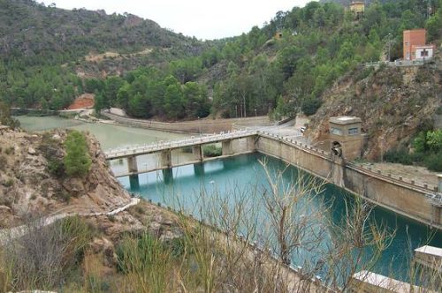 Vista parcial del cuenco de amortiguación en la que se incluye el azud de aguas abajo y la caseta de válvulas de regulación de la toma