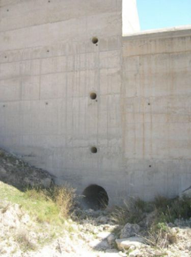 Entrada del desagüe de fondo de la margen izquierda. Detalle de los alrededores