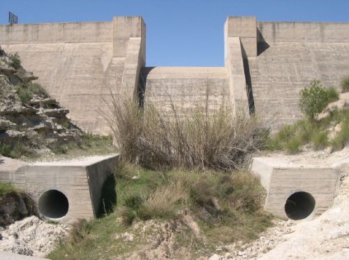 Órganos de desagüe. Vista desde aguas abajo