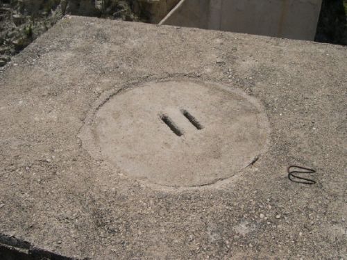 Coronación de presa. Tapa del tubo vertical de conexión de los aireadores con el desagüe de fondo