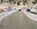 /descargas/informaciongeneral/comunicacion/noticias/img/2013-03-Marzo/20130327-FOTO-Apertura-Pruebas-Tunel-Ulea-029.jpg?description=El%20agua%20saliendo%20del%20t%C3%BAnel%20de%20Ulea%2C%20tras%20la%20reapertura%20del%20canal